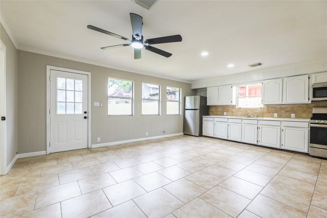 704 W Willis Street, Alvin, TX 77511