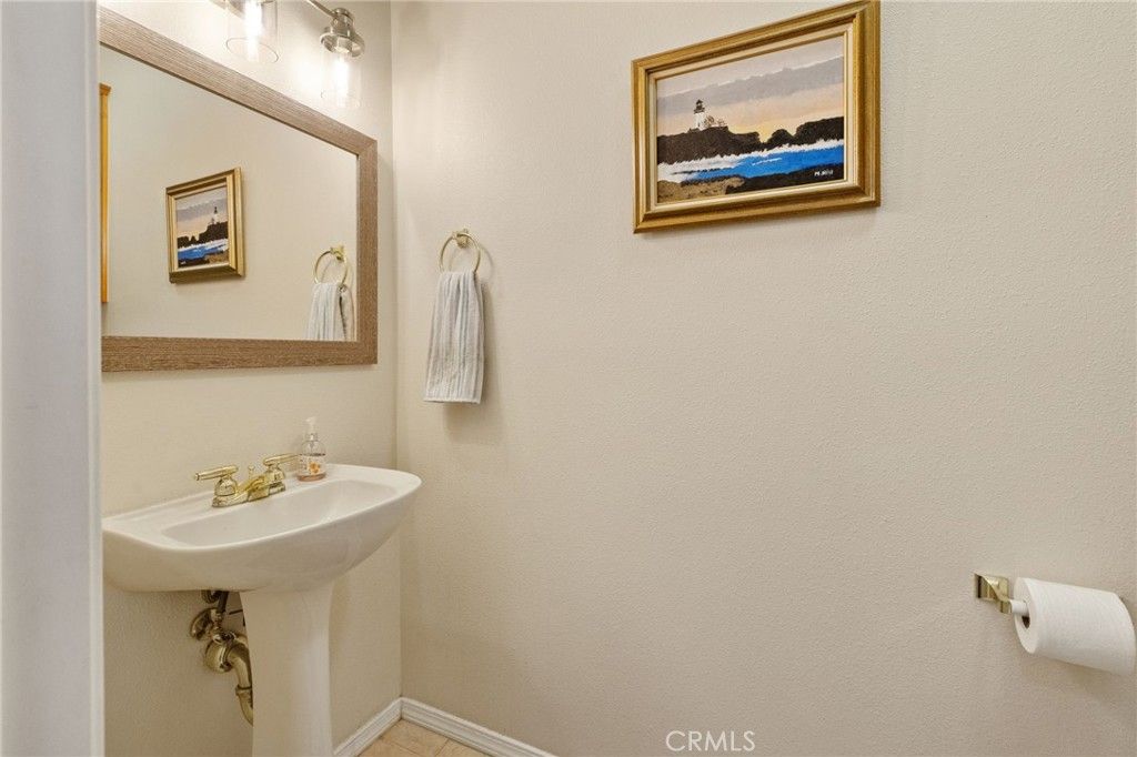Image 16 of property listing at 1547 W Claridge Court, Hanford, CA 93230