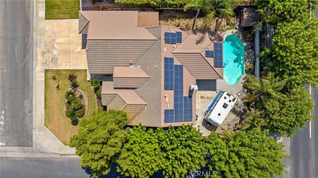 Image 2 of property listing at 1547 W Claridge Court, Hanford, CA 93230