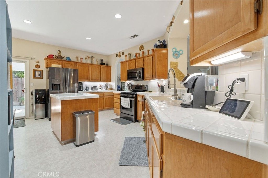 Image 23 of property listing at 1547 W Claridge Court, Hanford, CA 93230