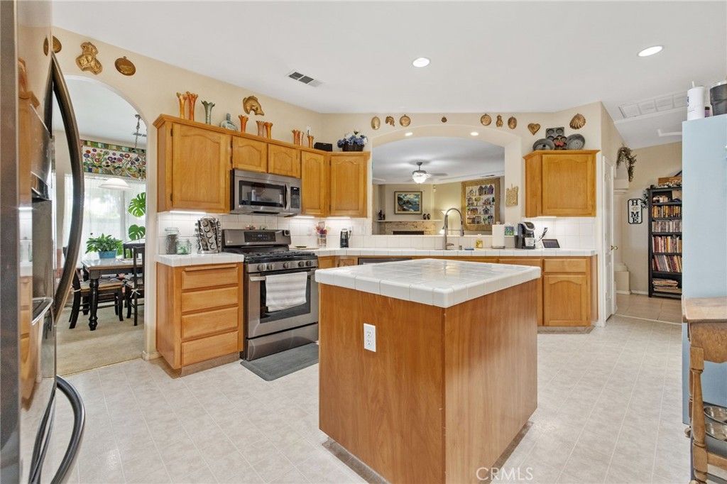 Image 25 of property listing at 1547 W Claridge Court, Hanford, CA 93230