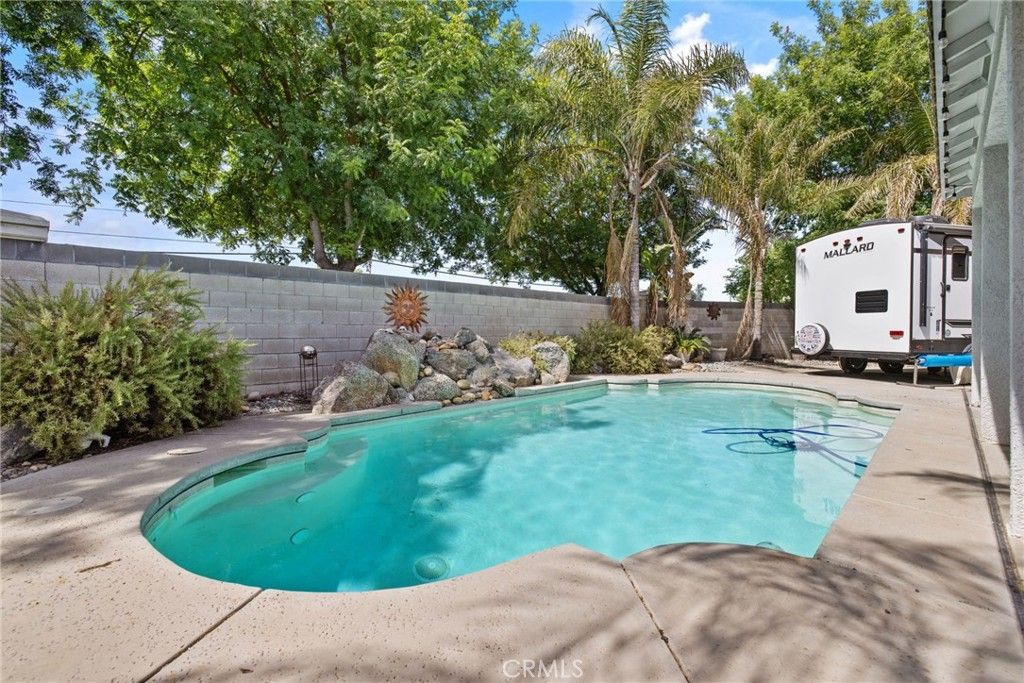 Image 3 of property listing at 1547 W Claridge Court, Hanford, CA 93230