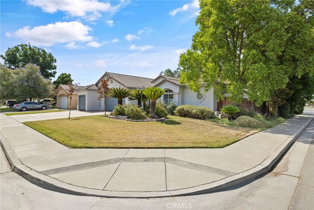 Image 4 of property listing at 1547 W Claridge Court, Hanford, CA 93230
