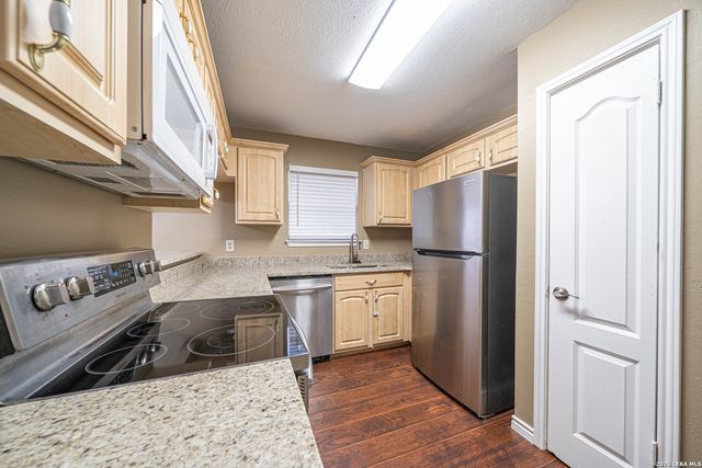 821 Meadow Stone, Converse, TX 78109