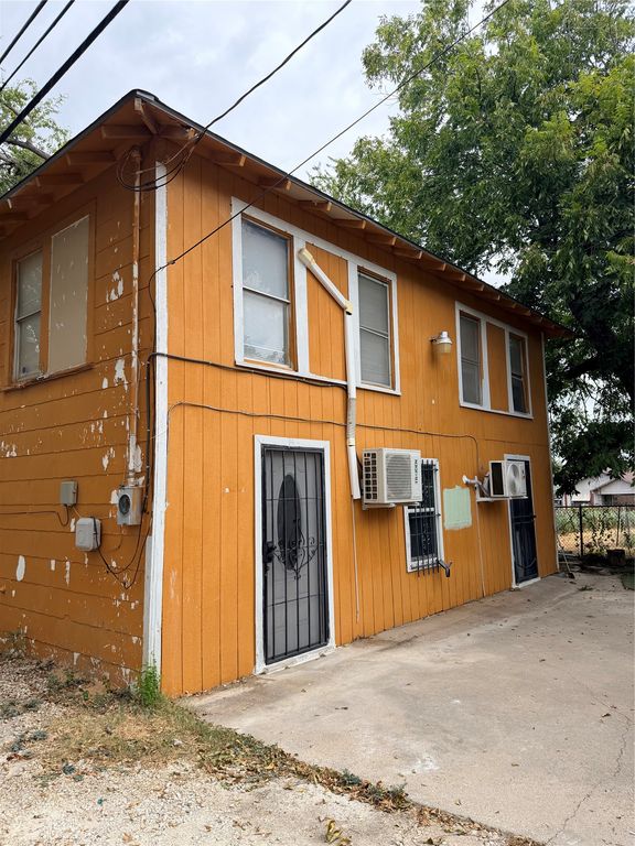 2205 Roosevelt Avenue, Fort Worth, TX 76164