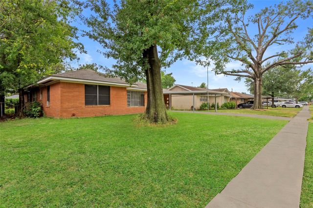 1027 Stonecrest Drive, Houston, TX 77018