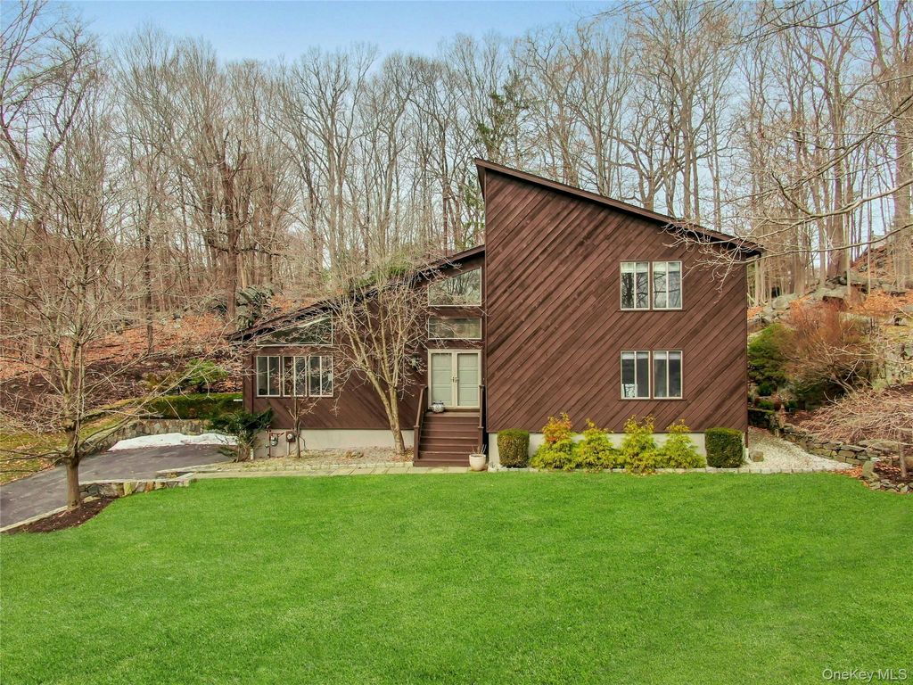 17 Chester Court, Cortlandt Manor, NY 10567