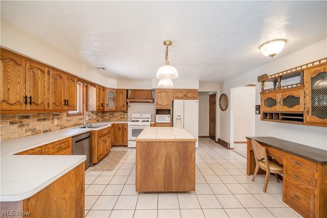 2998 Whispering Pines Drive, Canfield, OH 44406