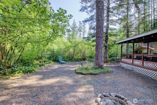 90 Christmas Tree Circle, Deming, WA 98244