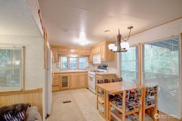 90 Christmas Tree Circle, Deming, WA 98244