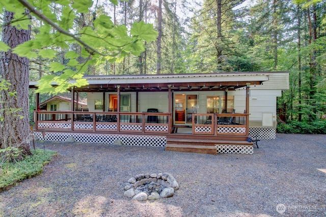 90 Christmas Tree Circle, Deming, WA 98244