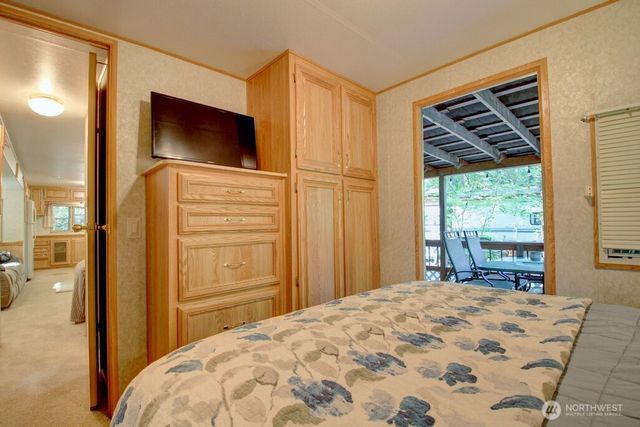 90 Christmas Tree Circle, Deming, WA 98244