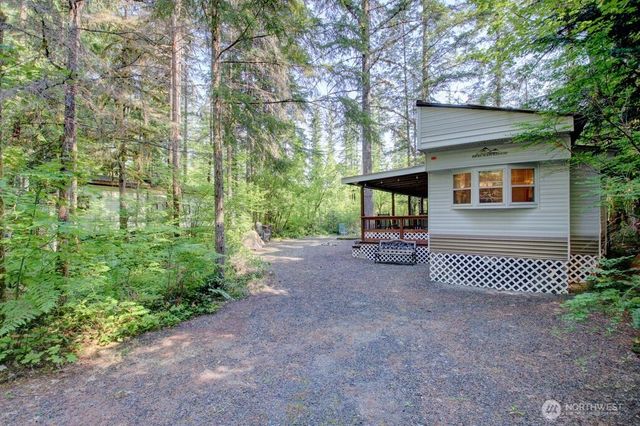 90 Christmas Tree Circle, Deming, WA 98244