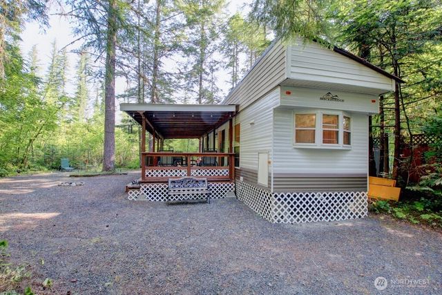 90 Christmas Tree Circle, Deming, WA 98244