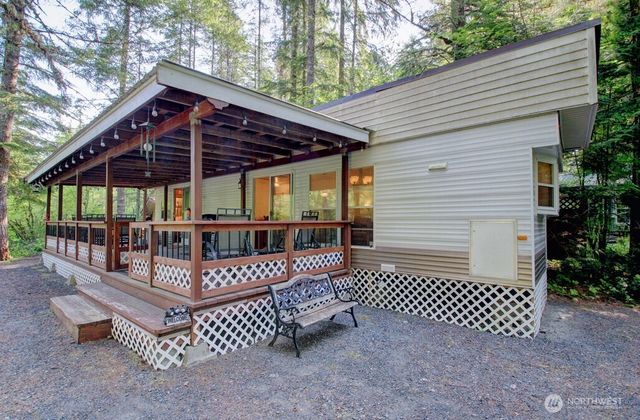 90 Christmas Tree Circle, Deming, WA 98244