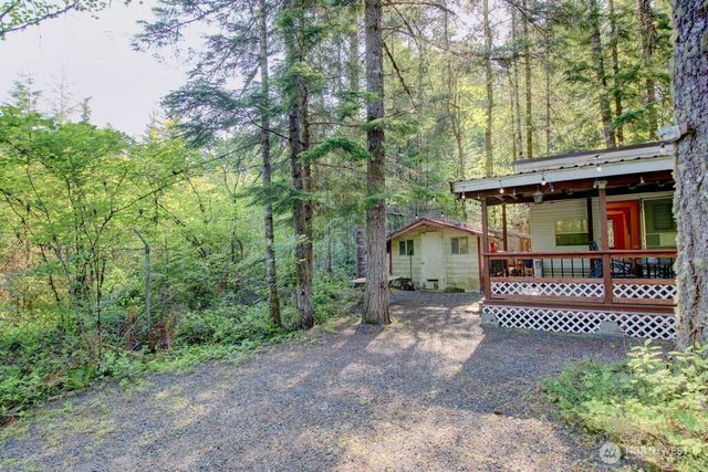 90 Christmas Tree Circle, Deming, WA 98244