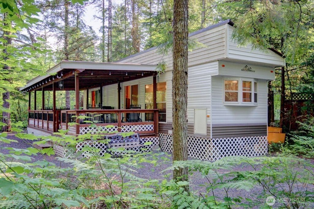 90 Christmas Tree Circle, Deming, WA 98244