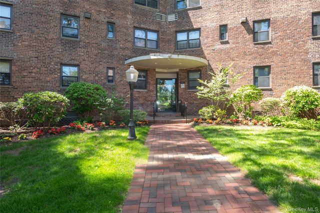 50 Brompton Road Apt 3H, Great Neck, NY 11021