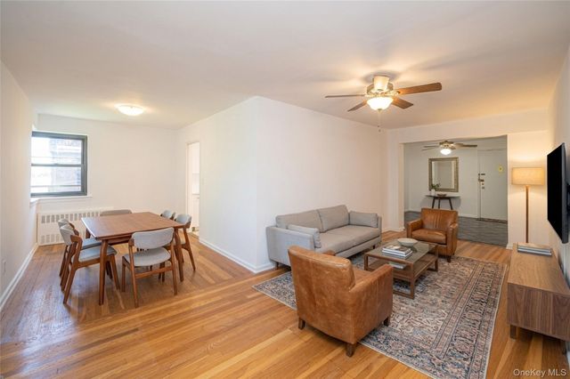 50 Brompton Road Apt 3H, Great Neck, NY 11021