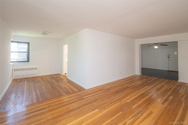 50 Brompton Road Apt 3H, Great Neck, NY 11021