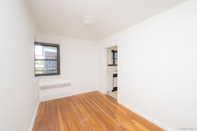 50 Brompton Road Apt 3H, Great Neck, NY 11021