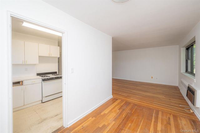 50 Brompton Road Apt 3H, Great Neck, NY 11021