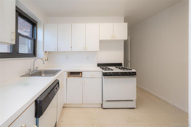 50 Brompton Road Apt 3H, Great Neck, NY 11021