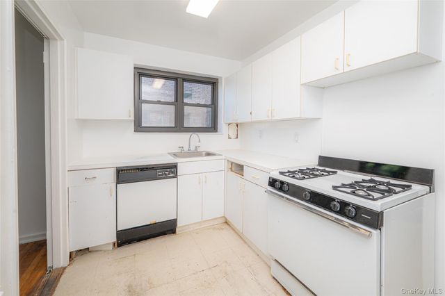 50 Brompton Road Apt 3H, Great Neck, NY 11021