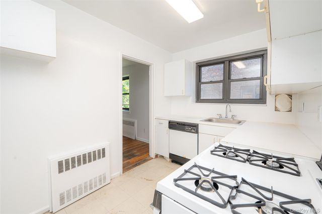 50 Brompton Road Apt 3H, Great Neck, NY 11021