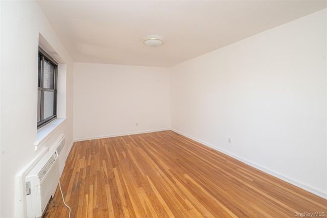 50 Brompton Road Apt 3H, Great Neck, NY 11021