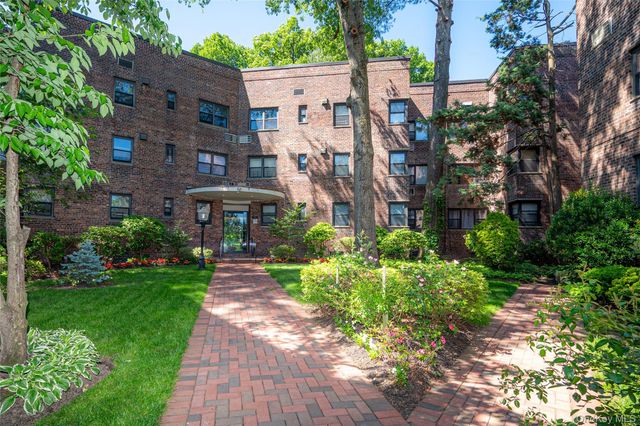 50 Brompton Road Apt 3H, Great Neck, NY 11021