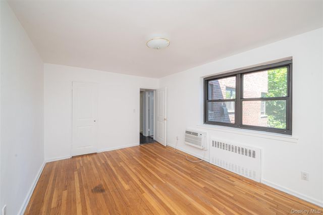 50 Brompton Road Apt 3H, Great Neck, NY 11021