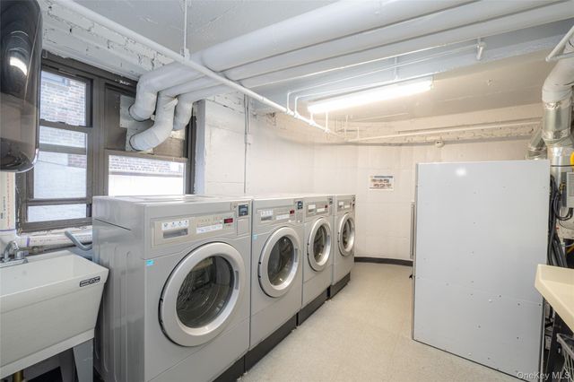 50 Brompton Road Apt 3H, Great Neck, NY 11021