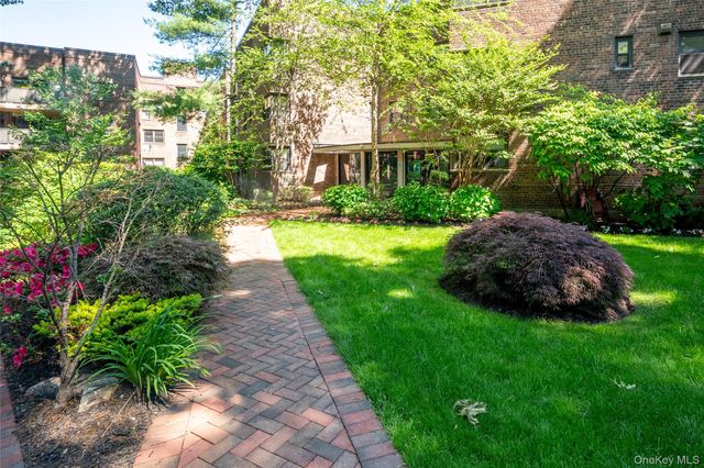 50 Brompton Road Apt 3H, Great Neck, NY 11021