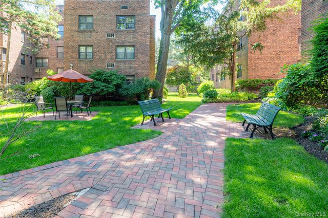 50 Brompton Road Apt 3H, Great Neck, NY 11021
