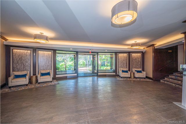 50 Brompton Road Apt 3H, Great Neck, NY 11021
