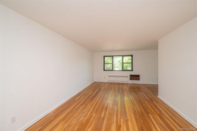 50 Brompton Road Apt 3H, Great Neck, NY 11021