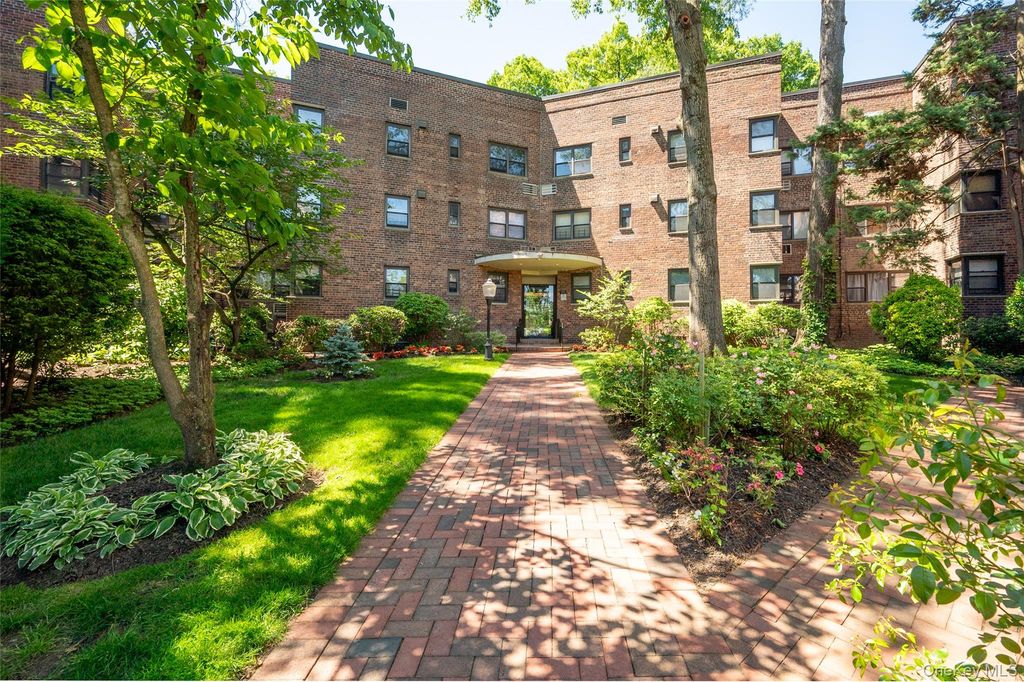 50 Brompton Road Apt 3H, Great Neck, NY 11021