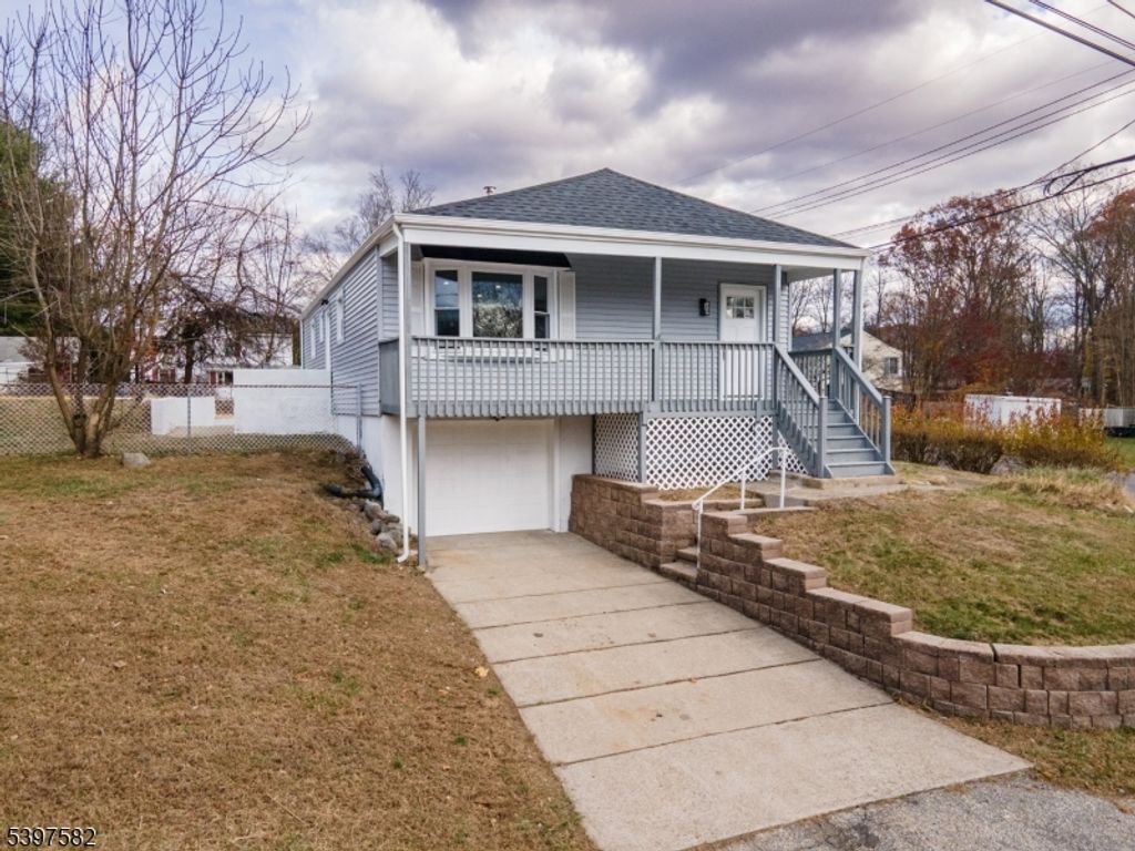 4 Lloyd Ave, Stanhope Boro, NJ 07874