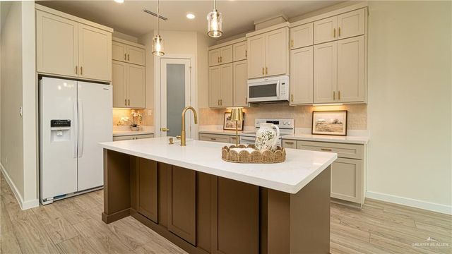 2820 N Alyna Avenue, Edinburg, TX 78541
