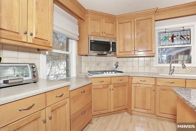 374 Annette Court, Wyckoff, NJ 07481