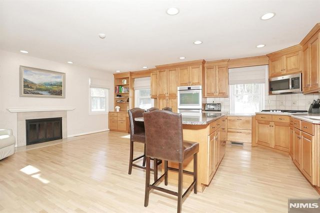 374 Annette Court, Wyckoff, NJ 07481