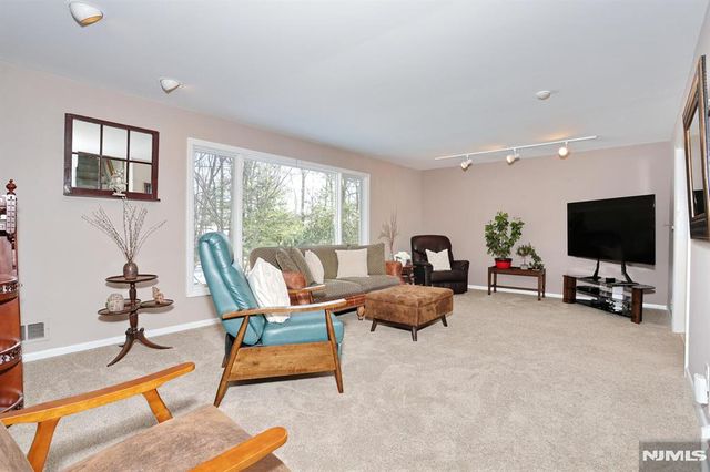 374 Annette Court, Wyckoff, NJ 07481