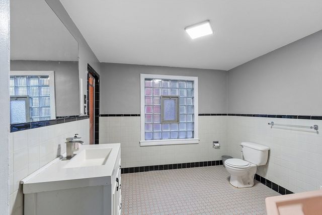 24 Berkshire St, Fitchburg, MA 01420