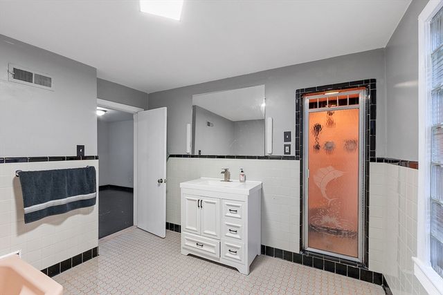 24 Berkshire St, Fitchburg, MA 01420