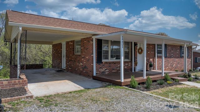 1231 2nd Street SE, Hickory, NC 28602