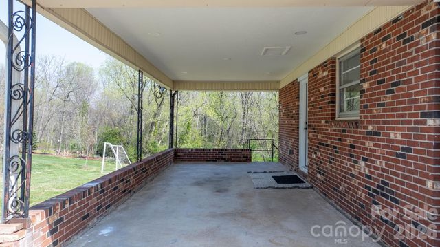 1231 2nd Street SE, Hickory, NC 28602