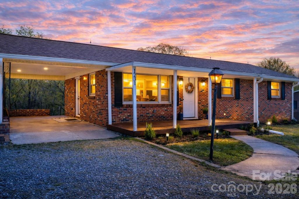 1231 2nd Street SE, Hickory, NC 28602