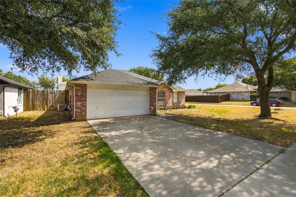 1024 Hiawatha Court, Saginaw, TX 76131 — photo 4