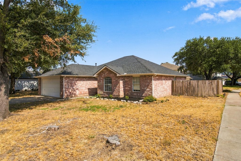 1024 Hiawatha Court, Saginaw, TX 76131 — photo 5